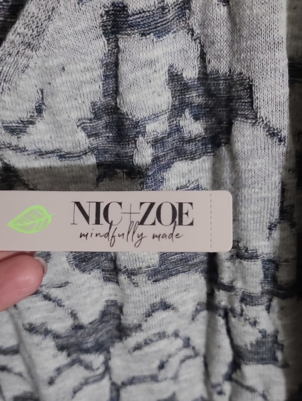 NIC +ZOE Gray Floral V-Neck Women's Tank Top - Picture 3 of 6
